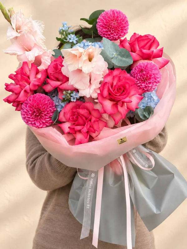Букет "Floral Magic" — «Floral Magic» — элегантный букет из 5 роз, 3 георгинов, 2 гортензий, 2 гладиолусов и 1 ветви эвкалипта.